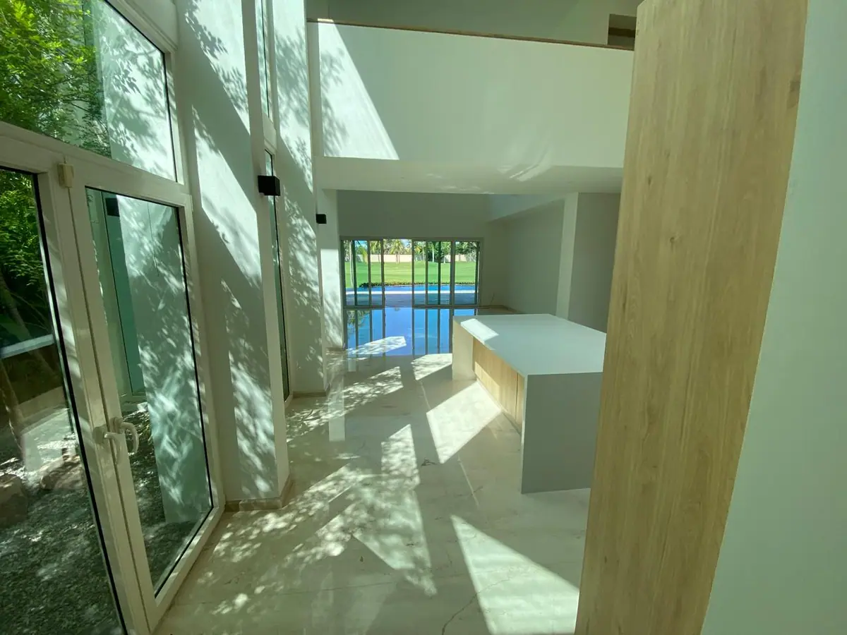 Sala residencial con piso claro