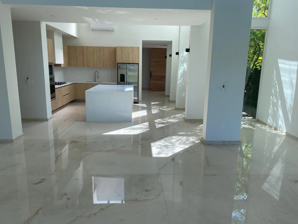 Piso claro en una sala residencial