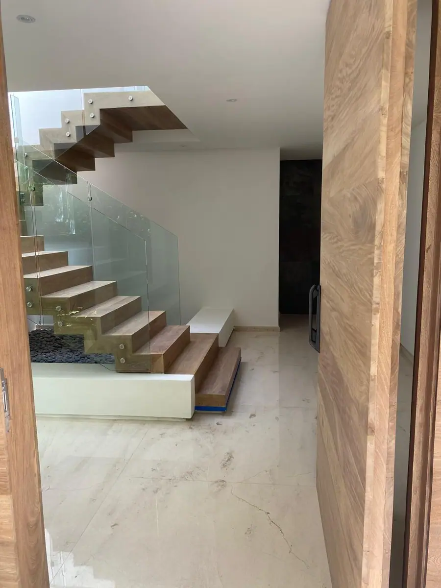 Escalera y piso de una propiedad residencial