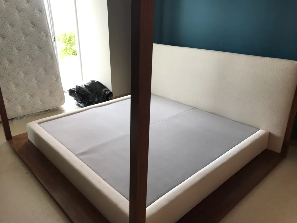 Base de cama y colchón en una habitación