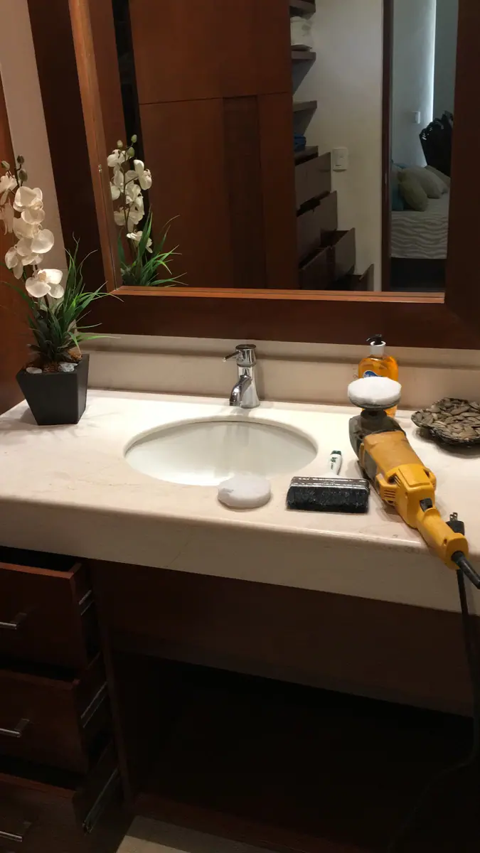 Cubierta de baño con equipo de trabajo