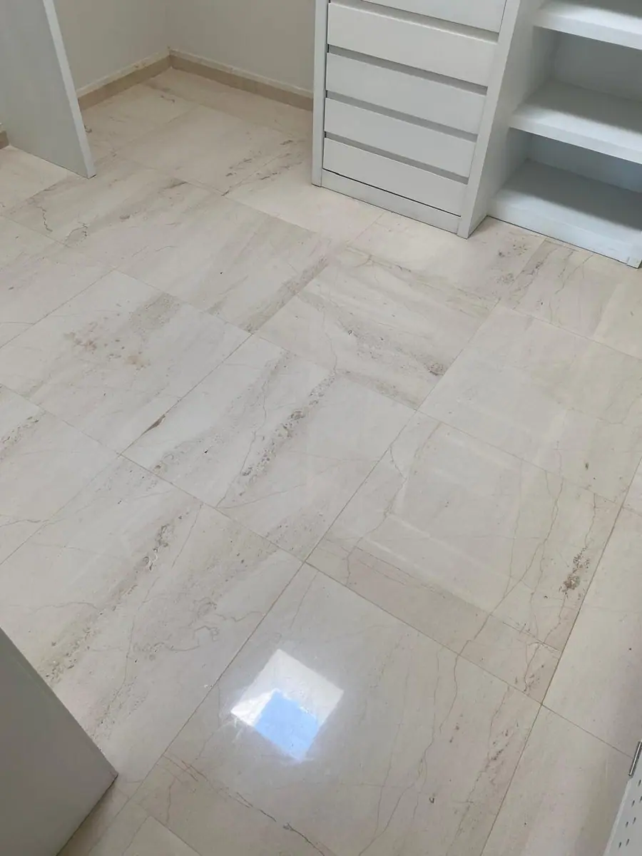 Piso claro en un vestidor