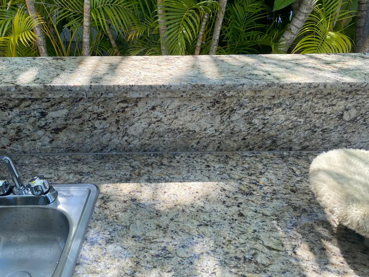 Barra de granito durante una labor de superficie