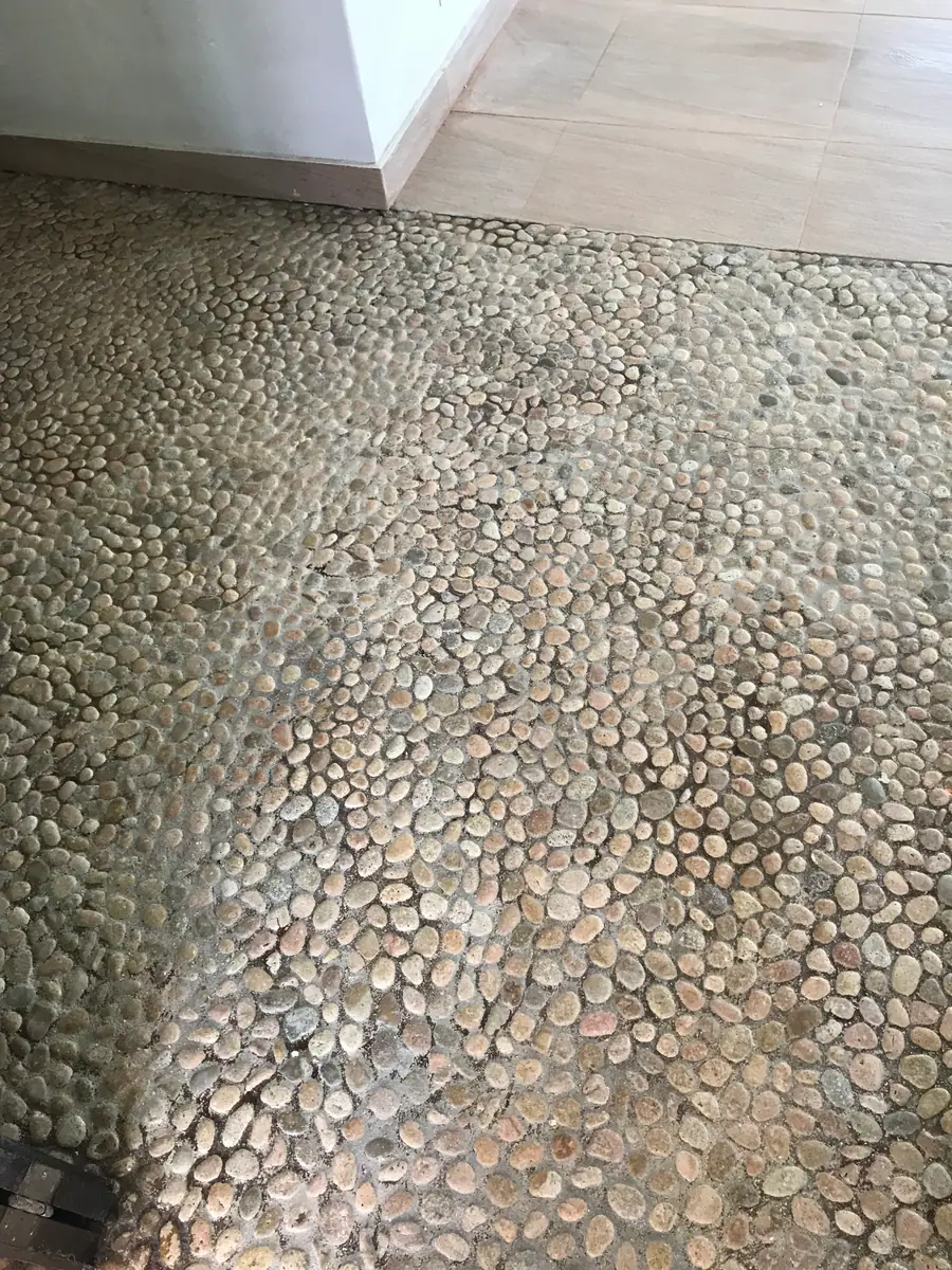Detalle de piso de piedra lavada