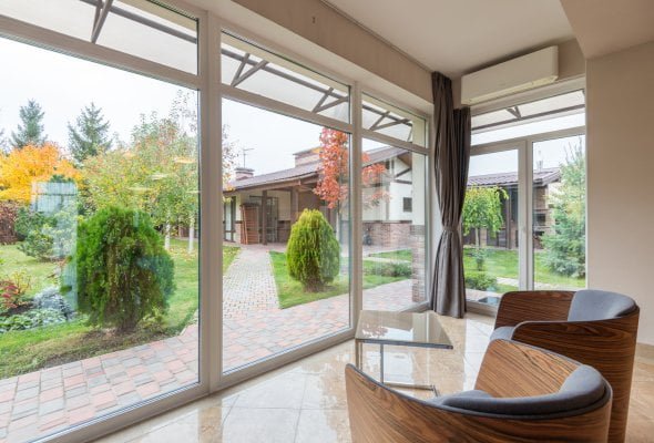 Ventanales y puertas corredizas de cristal en una sala residencial